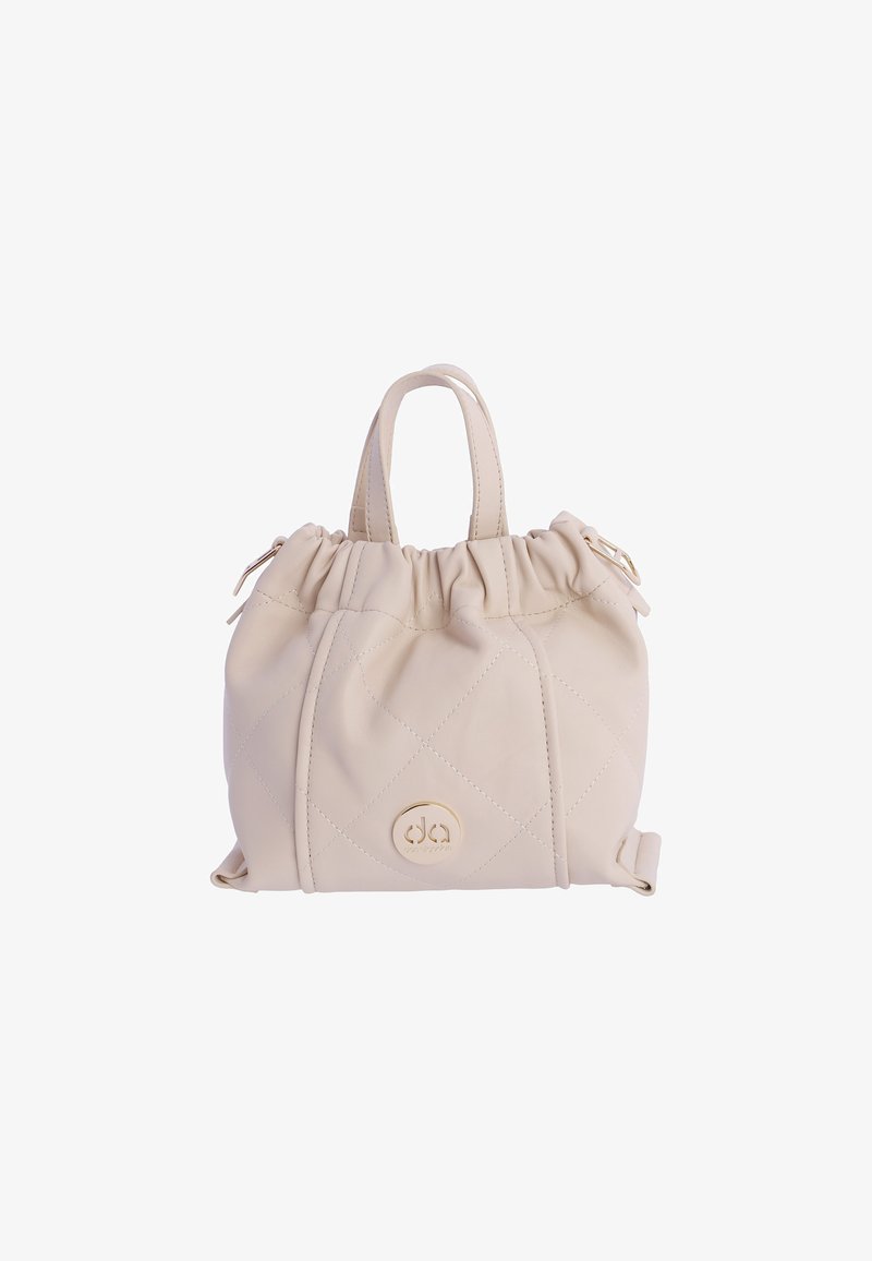 Bolso acolchado de color beige pálido con parte superior fruncida, dos asas cortas y un acento de logo dorado. Presenta una textura suave y una forma estructurada.