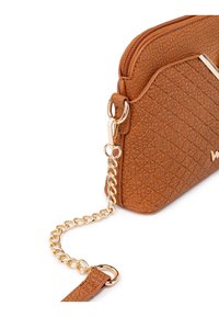 Beige Crossbody-Tasche aus Kunstleder mit strukturierter Oberfläche, goldener Kettenriemen und Reißverschluss. Mit gewölbtem oberen Teil und abgewinkeltem Design.