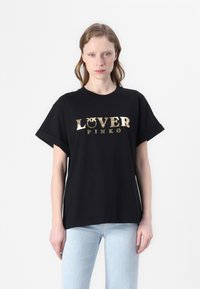 Juoda didelio dydžio marškin�ėliai su trumpomis rankovėmis, puikuojantys metalizuotu auksiniu "LOVER" logotipu ir "PINKO" tekstu po juo. Minkšta medžiaga, minimalistinis dizainas.