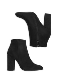 Stivaletti neri in suede con punta affilata, cerniera laterale e tacco chunky alto. Texture liscia e design minimalista.