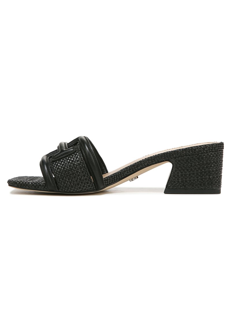Zwarte open-toe slide sandalen met een gestructureerde stro bovenkant, een dikke band over de voet en een korte, brede blokhak.