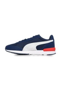 Chaussure de sport bleu marine en suede et mesh, avec une bande latérale blanche, un accent rouge au talon et une semelle en caoutchouc texturé.