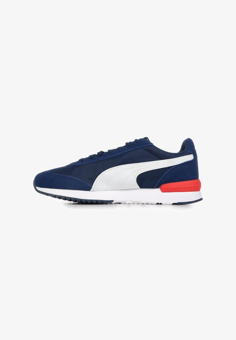 Chaussure de sport bleu marine en suede et mesh, avec une bande latérale blanche, un accent rouge au talon et une semelle en caoutchouc texturé.