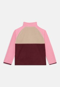 Pullover in pile color rosa, beige e bordeaux. Presenta un colletto alto, maniche lunghe e un design a blocchi di colore con una texture morbida.