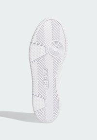 Biely gumový podrážka topánok s vzorom rybí kostrče, s textúrovanými akcentmi a vyrazeným logom. Hladký povrch s prvkami protišmyku.