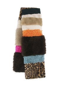 Écharpe en fausse fourrure multicolore composée de huit sections, présentant un mélange de textures et de motifs, incluant un imprimé léopard et des couleurs vives.