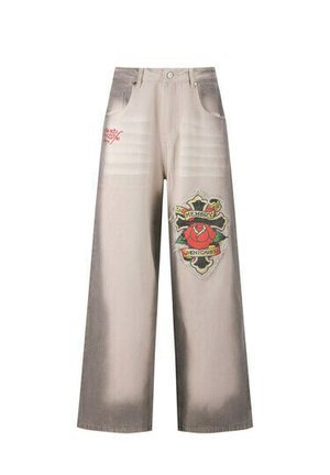 Pantalones de mezclilla de pierna ancha en beige claro con áreas desgastadas. Presenta bolsillos frontales y un parche gráfico colorido con una rosa y texto.