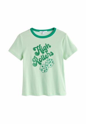 Hellgrünes T-Shirt mit grün geripptem Rundhalsausschnitt. Mit dem Schriftzug "High Rollers" und zwei Würfeln in Grün bedruckt. Weiches Baumwollmaterial.