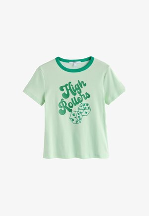 Világoszöld póló zöld bordázott kerek nyakkal. "High Rollers" felirattal és két dobókocka grafikával, zöld színben nyomtatva. Puha, pamut anyagból.