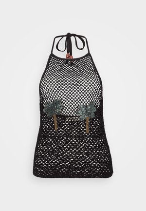 Melnā acs haltera topa, kas rotāta ar zaļiem sequins lapu akcentiem un pērlītēm pie kakla, ar atvērtu austu tekstūru.