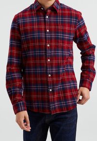 Camicia a quadri rossa e blu con bottoni, realizzata in flanella, caratterizzata da una tasca sul petto, collare button-down e maniche lunghe con polsini a bottoni.