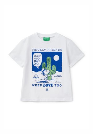Witte katoenen t-shirt met een blauwe grafische print van een cactus, een cartoonfiguur en de tekst "HULP IS OOK NODIG." Ronde halslijn, korte mouwen.