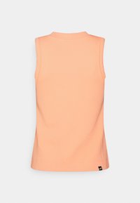 Bez rękawów top w kolorze brzoskwiniowym, wykonany z teksturowanej tkaniny. Posiada wysoki dekolt i prosty krój z małą metką logo na dole.