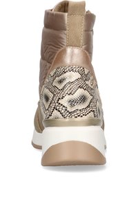 Bota alta de tobillo beige que presenta un panel de estampado de serpiente texturizado, acentos de cuero suave y una suela blanca acolchada.