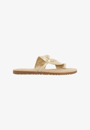 Sandalias planas doradas con una tira de tela retorcida, diseño de punta abierta y suela texturizada, con un acabado suave en la parte superior.