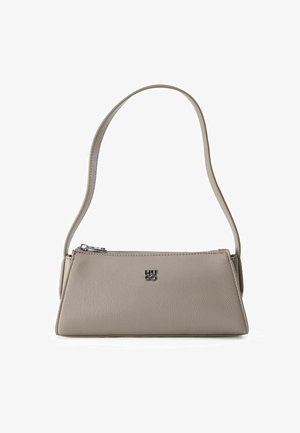 Sac à bandoulière rectangulaire en cuir taupe avec fermeture éclair argentée et petit logo "HUGO" argenté sur le devant.
