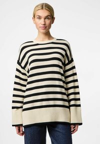 Sweter w paski w kolorze kremowym i czarnym, o szerokim kroju, z prążkowanymi mankietami i okrągłym dekoltem, wykonany z miękkiej dzianiny.