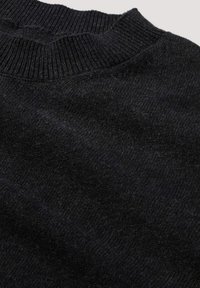 Schwarzer Strickpullover mit geripptem Rundhalsausschnitt. Die Textur wirkt weich und warm, mit einem einheitlichen Muster durchgängig.