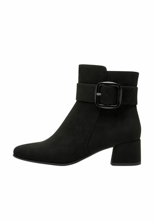 Schwarzer Veloursleder-Stiefelette mit Blockabsatz und breitem Riemen mit großer quadratischer schwarzer Schnalle an der Seite.