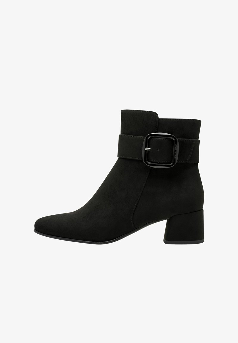 Bottine en daim noir à talon bloc et large bride avec une grande boucle carrée noire sur le côté.