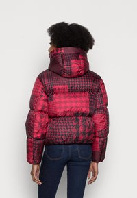 Tommy Hilfiger ICON PRINTED PUFFER - Casaco de penas - red