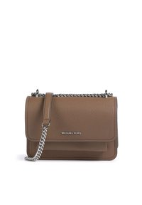 Borsa a tracolla in pelle marrone con tracolla in catena argentata, chiusura a patta, tasca frontale e logo impresso. Superficie testurizzata e cuciture ordinate.