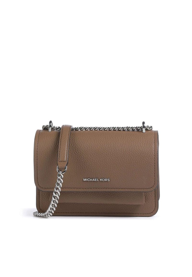 Borsa a tracolla in pelle marrone con tracolla in catena argentata, chiusura a patta, tasca frontale e logo impresso. Superficie testurizzata e cuciture ordinate.