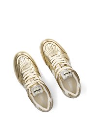 Gouden en witte sneakers met een geperforeerd ontwerp, platte veters, een gevoerde tong en een structuurzool. Heeft een logo op de inlegzool.