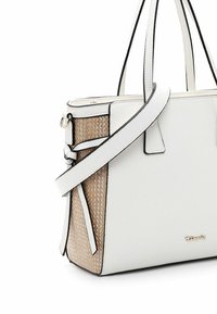Sac à main en cuir blanc avec un panneau latéral tissé beige, rehaussé de contours noirs. Présente des poignées doubles et une bandoulière réglable.