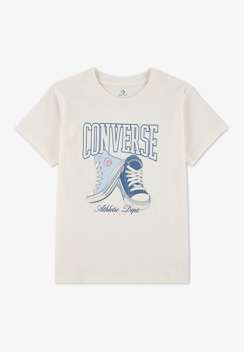 Kremfarget t-skjorte med et grafisk motiv av to joggesko i blått og hvitt; fet "CONVERSE" tekst over og "Athletic Dept." under i blått.