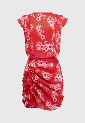 Robe rouge sans manches avec imprimé floral rose et blanc, comprenant des détails à volants et des accents de tissu froncé sur le côté et la jupe.