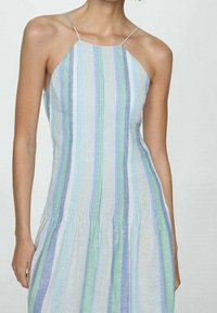 Vestito senza maniche con spalline sottili, caratterizzato da strisce verticali pastello in blu, verde e bianco su un tessuto leggero.