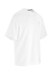 Witte katoenen t-shirt met een klassieke ronde hals, korte mouwen en een klein blauw logo op de linkerborst. Soepele textuur.