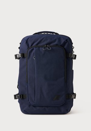 Marineblaues Rucksack mit einer strukturierten Stoffoberfläche, vorderer Reißverschlusstasche, verstellbaren Trägern und doppelten Reißverschlussgriffen. Mit einem Logo-Akzent auf der Vorderseite.