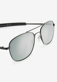 Next POLARISED - REGULAR FIT - Saulesbrilles - black
