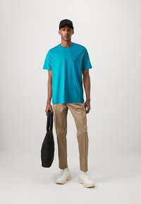 Lyle & Scott Basic póló - leisure blue