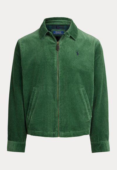 Giacca in corduroy verde con zip frontale, colletto appuntito, due tasche laterali e logo discreto sul petto. Tessuto a coste testurizzato.