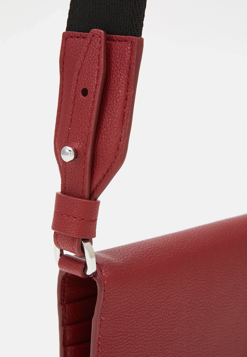 Damen Geldbörsen | BOSS TAYLOR STRAP Geldbörse red/rot - TL63485 Damen Geldbörsen | BOSS TAYLOR STRAP Geldbörse red/rot - TL63485