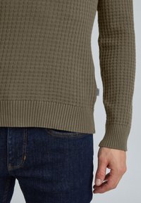 Casual Friday KARLO STRUCTURED CREW NECK KNIT - Neule - bungee cord