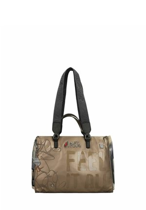 Duffelbag aus beigem Nylon mit glänzendem Finish. Verfügt über schwarze, gemusterte Träger, einen Reißverschluss oben und geprägten Schriftzug "FEEL IT ALL".