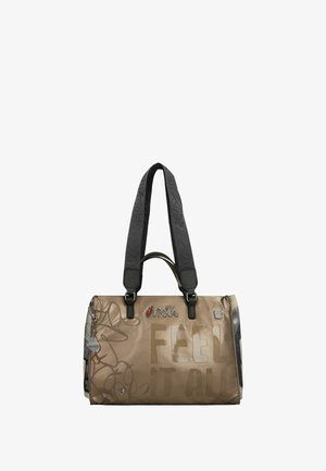 Sac polochon en nylon beige avec une finition brillante. Présente des bretelles noires à motifs, un dessus zippé et un texte en relief "FEEL IT ALL".