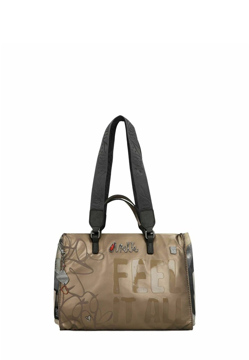 Duffelbag aus beigem Nylon mit glänzendem Finish. Verfügt über schwarze, gemusterte Träger, einen Reißverschluss oben und geprägten Schriftzug "FEEL IT ALL".