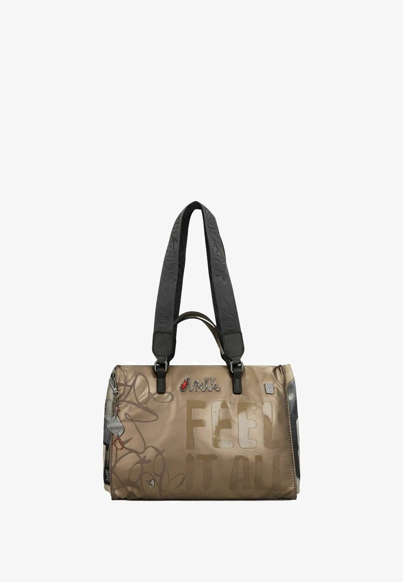 Duffelbag aus beigem Nylon mit glänzendem Finish. Verfügt über schwarze, gemusterte Träger, einen Reißverschluss oben und geprägten Schriftzug "FEEL IT ALL".