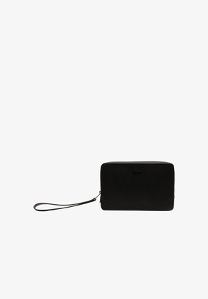Bolso de mano rectangular negro hecho de material texturizado, con una correa para la muñeca y un pequeño logo grabado en la parte frontal.