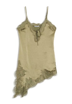 Robe nuisette en satin vert olive avec bordure en dentelle, fines bretelles, lien à l'avant et ourlet asymétrique.