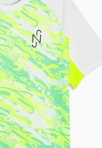 T-shirt de sport à manches courtes avec manches blanches, poignets jaune néon et un motif abstrait vert-jaune sur le devant, orné d'un logo noir.