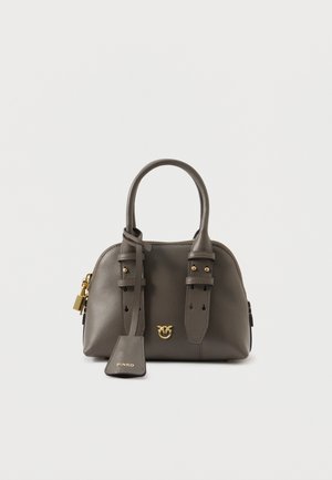 Borsa in pelle grigia con forma arrotondata, doppi manici, cinturini decorativi, hardware tono oro e una placca con logo attaccata a un'etichetta.