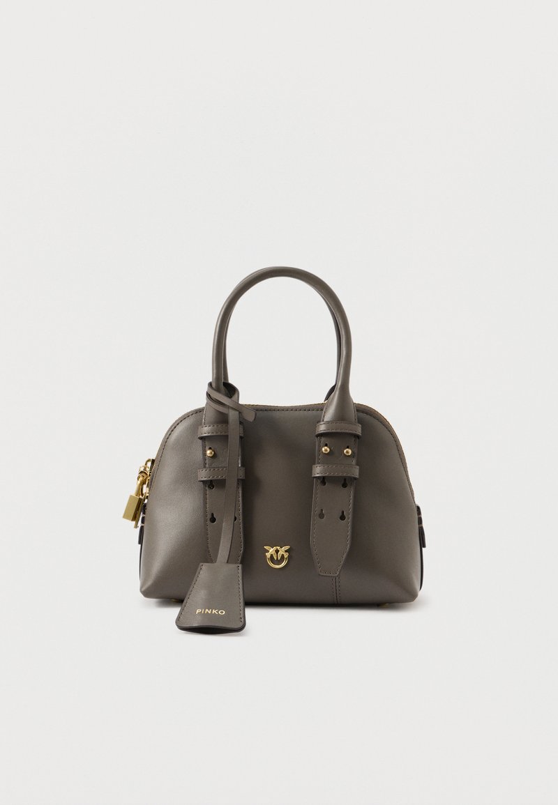 Γκρίζα δερμάτινη τσάντα χειρός με στρογγυλό σχήμα, διπλές λαβές, διακοσμητικές ζώνες, χρυσές λεπτομέρειες και ταμπελάκι με λογότυπο.