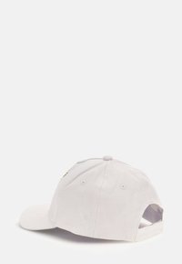 Cappellino da baseball in cotone bianco con visiera curva, cinturino regolabile sul retro e un piccolo logo ricamato in oro sul pannello anteriore.