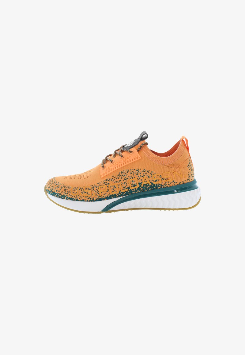 Oranžová sportovní bota s prodyšným pleteným svrškem, texturovaným designem, tyrkysovými akcenty, kulatou podrážkou a reflexními tkaničkami. Obsahuje logo značky.